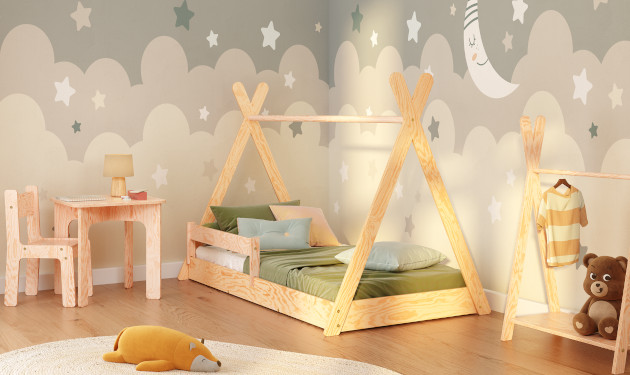 Drewniane przypodłogowe łóżko domek w stylu TIPI wykonane ze sklejki sosnowej w kolorze naturalnego drewna